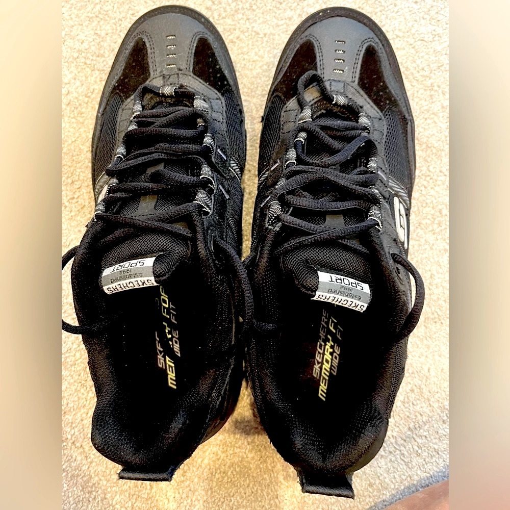 Sketchers Mens wide fit sneakers size 12